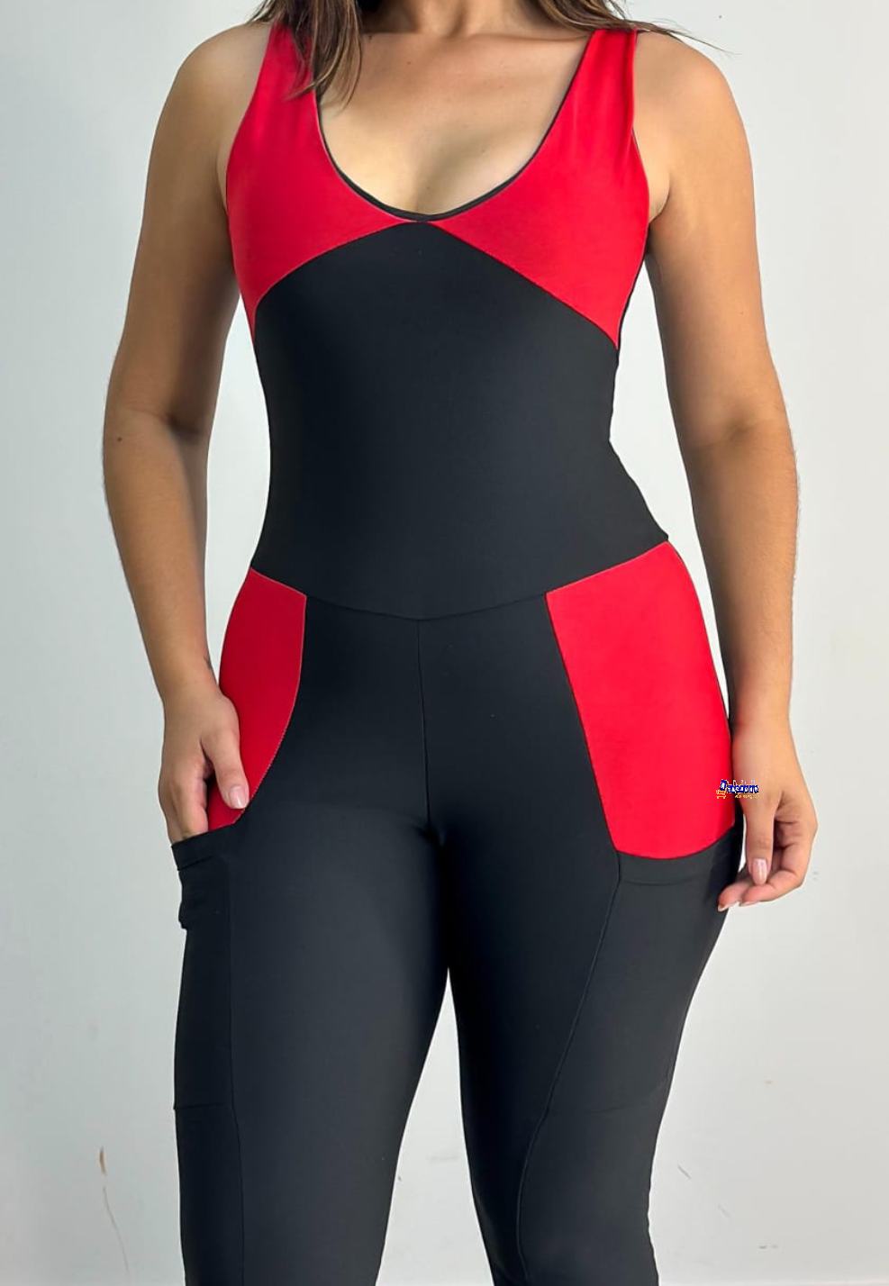 Macacão Fitness Longo Com Detalhes E Bolsos