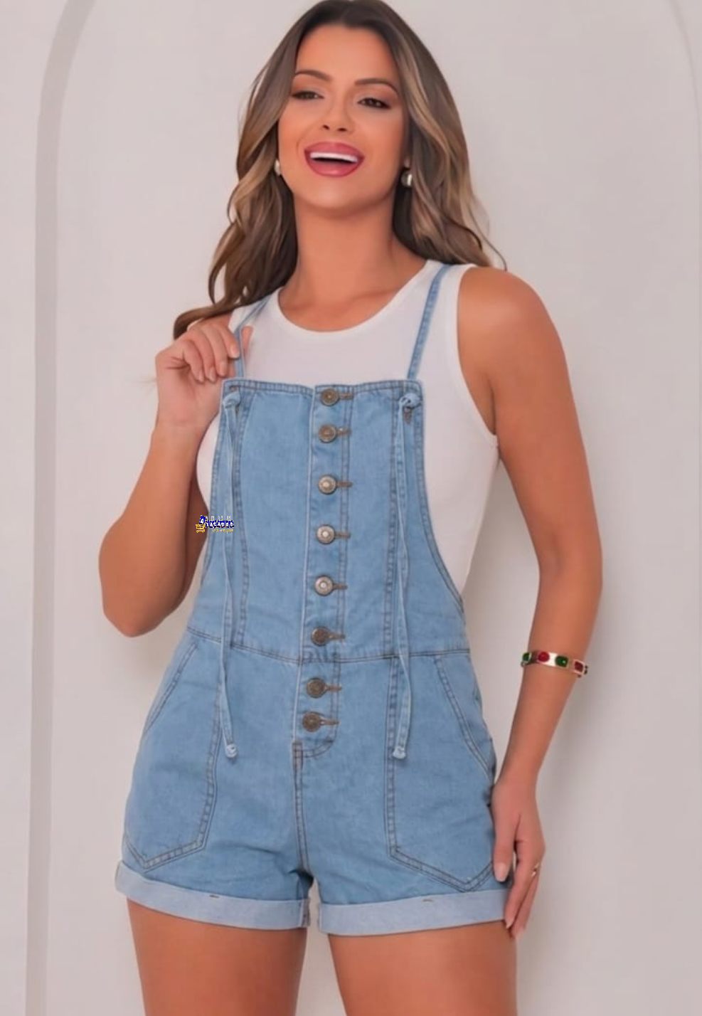 Jardineira Jeans Feminina Curta
