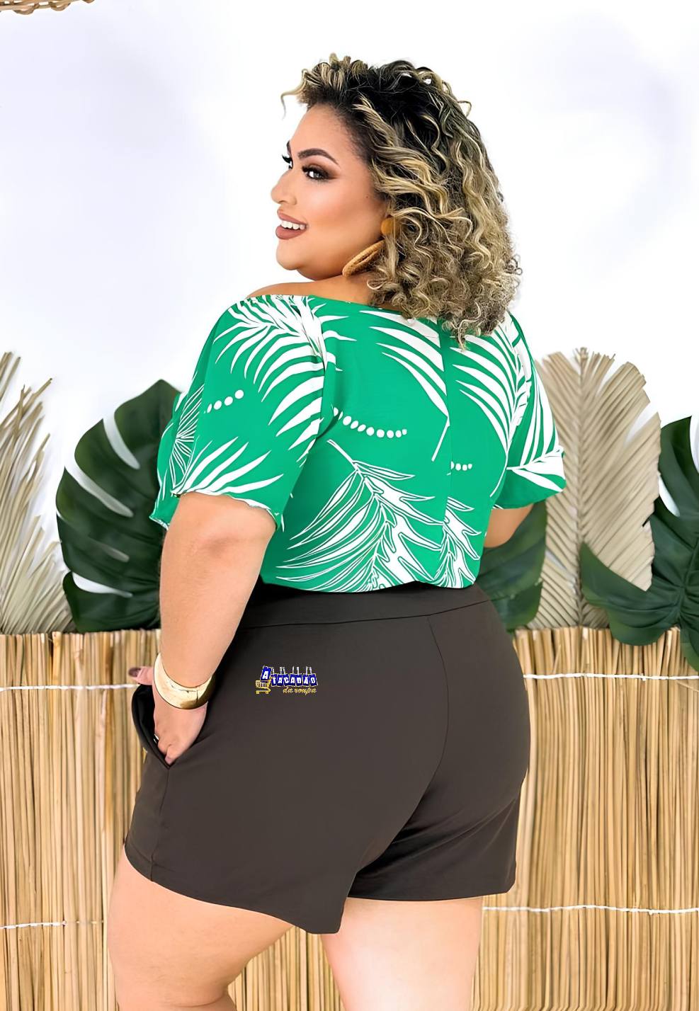Short Plus Size Crepe Com Bolsos
