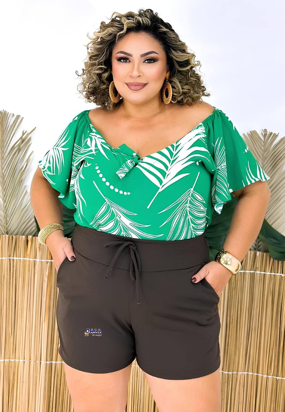Short Plus Size Crepe Com Bolsos