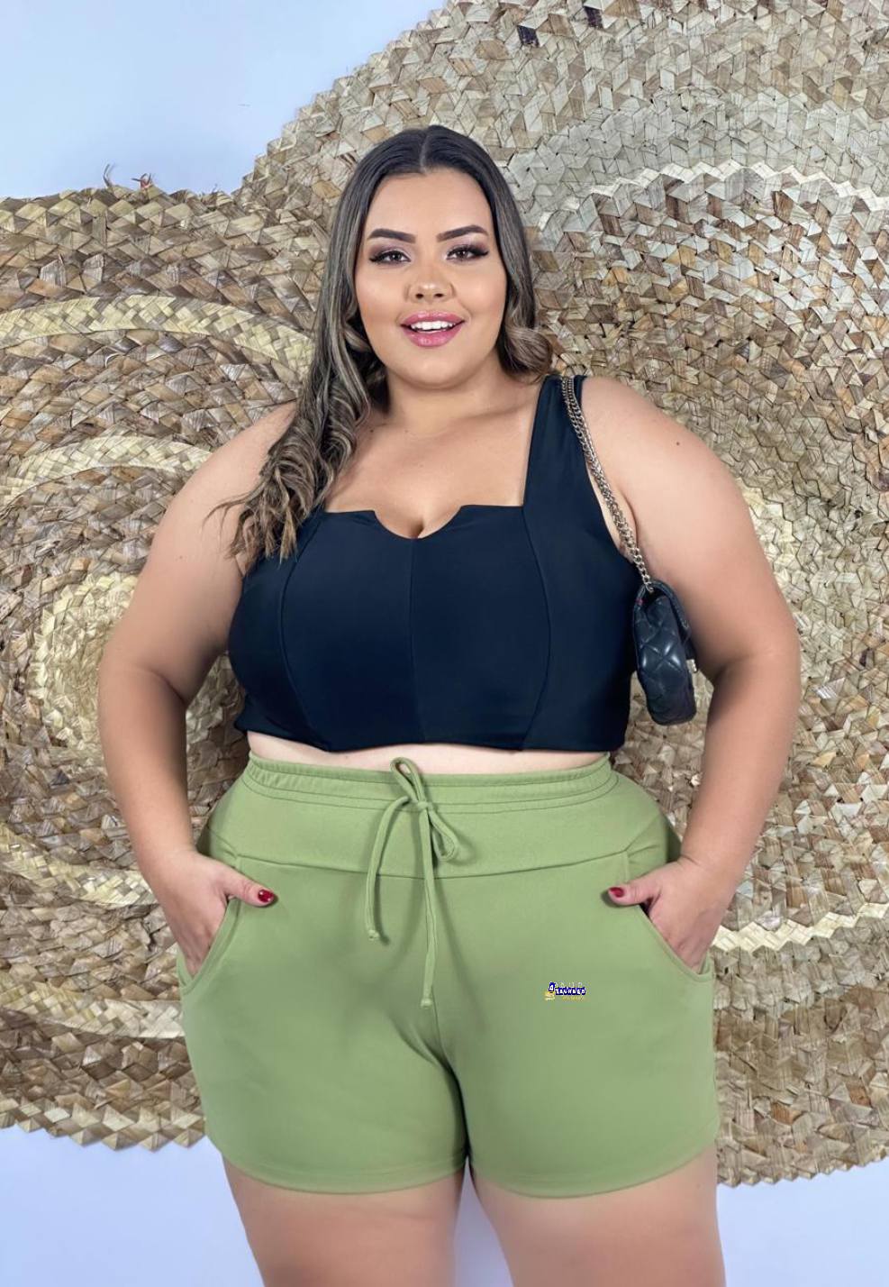 Short Plus Size Crepe Com Bolsos