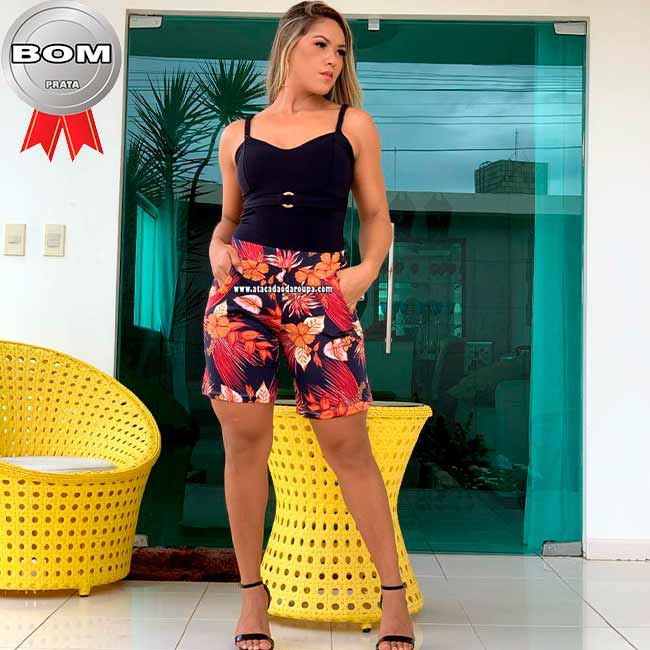 Short Meia Coxa com Bolso